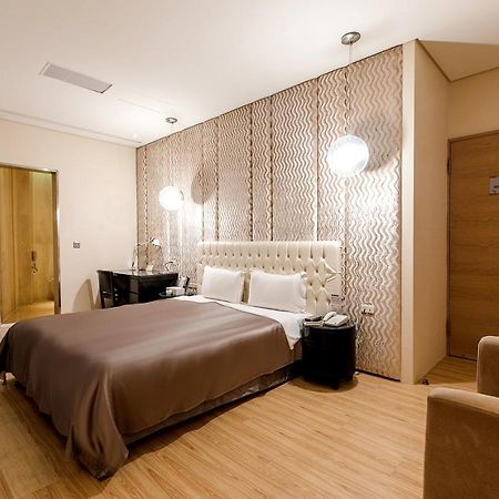Motel Stars Taichung Extérieur photo