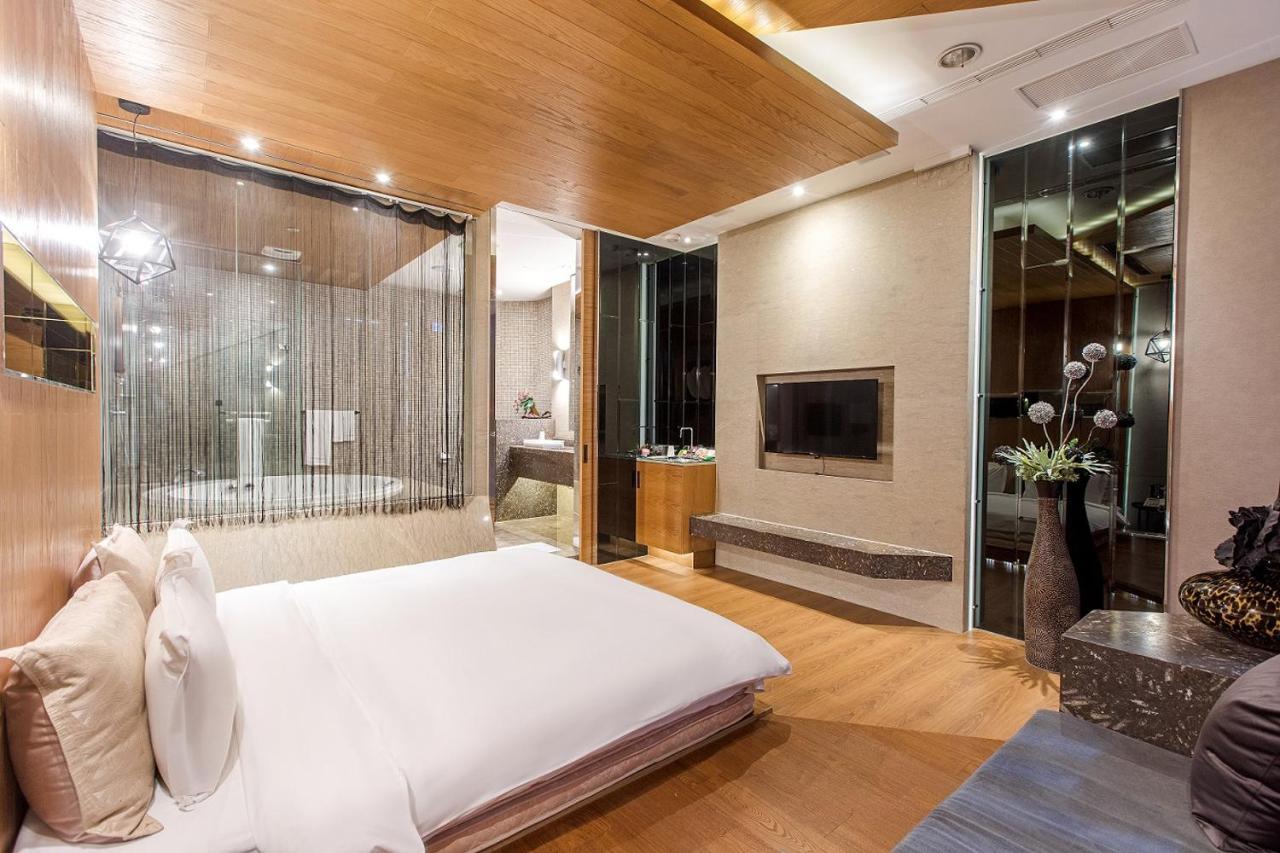 Motel Stars Taichung Extérieur photo