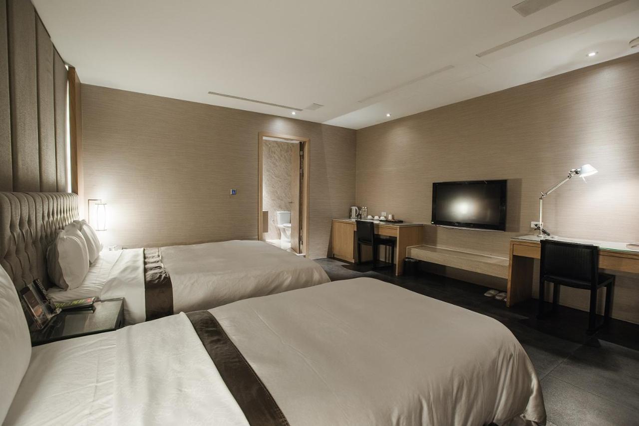 Motel Stars Taichung Extérieur photo
