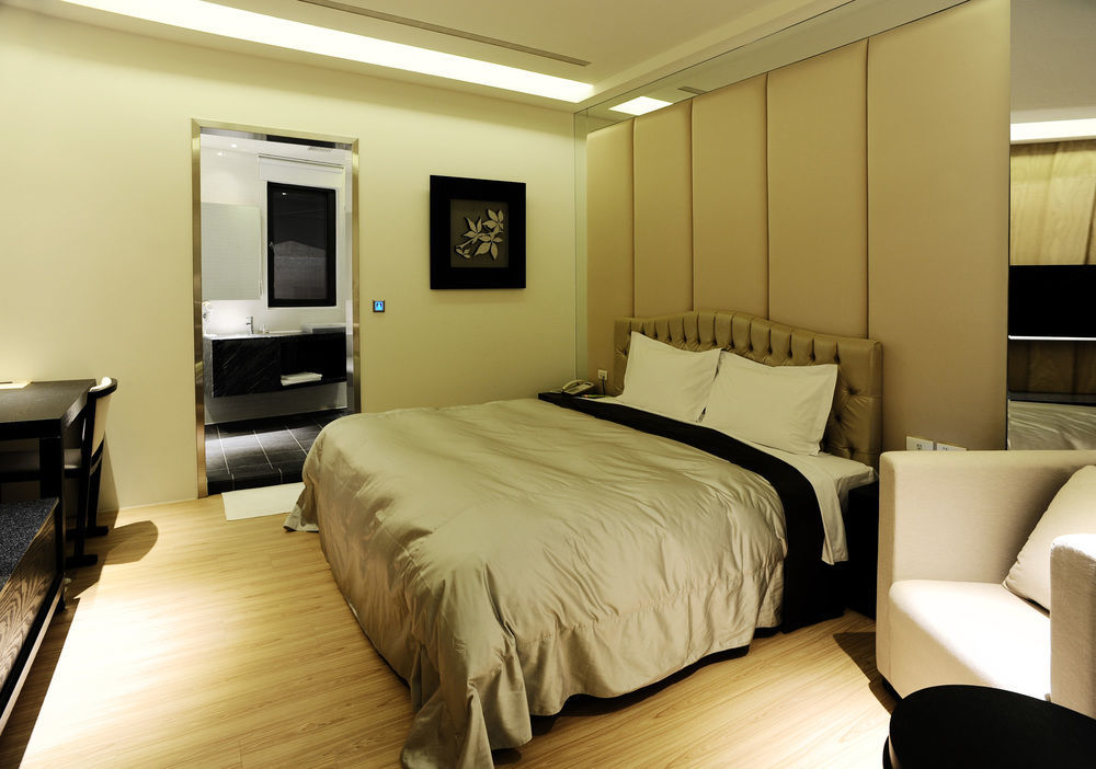 Motel Stars Taichung Extérieur photo