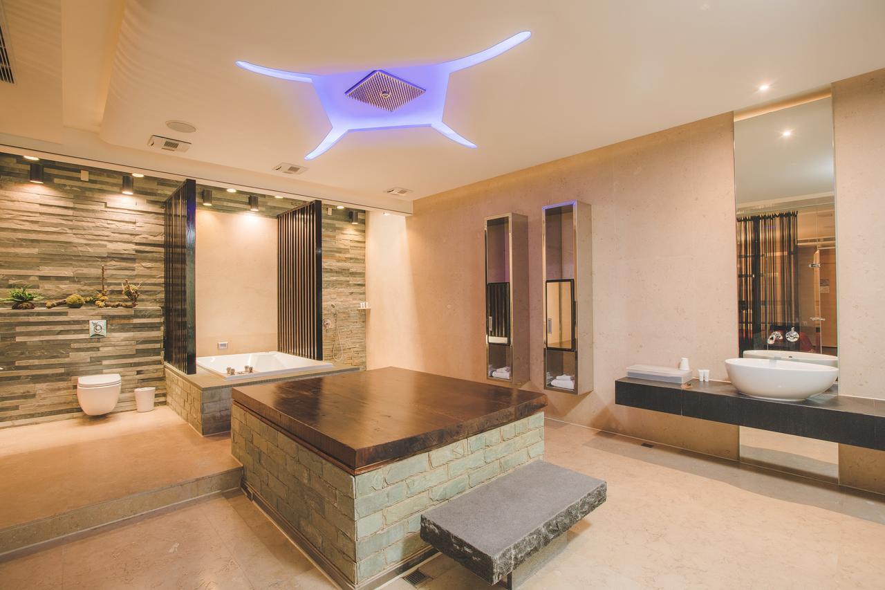 Motel Stars Taichung Extérieur photo