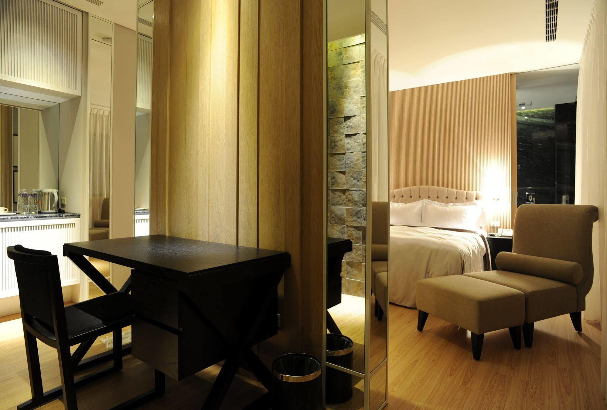 Motel Stars Taichung Extérieur photo