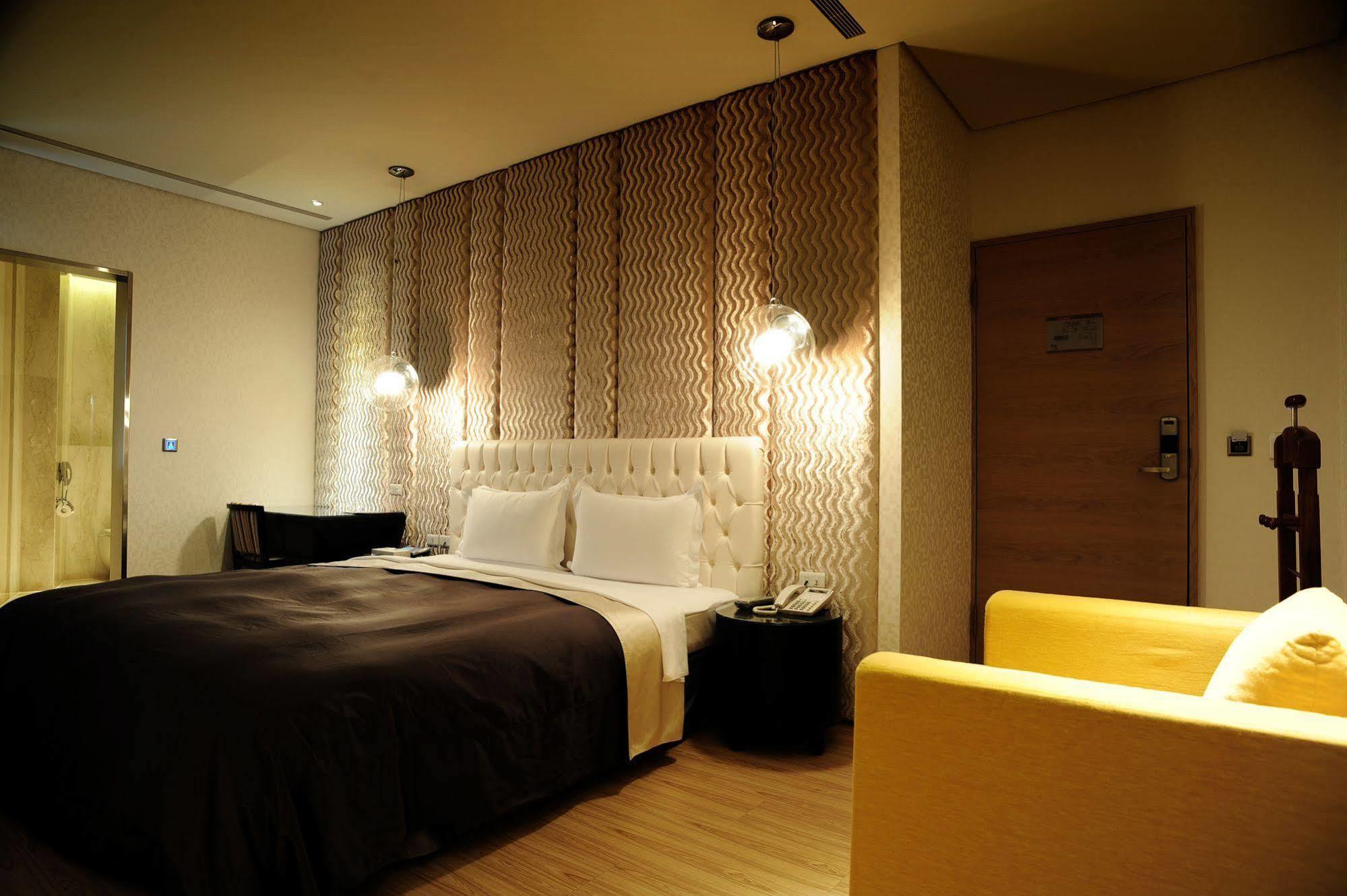 Motel Stars Taichung Extérieur photo