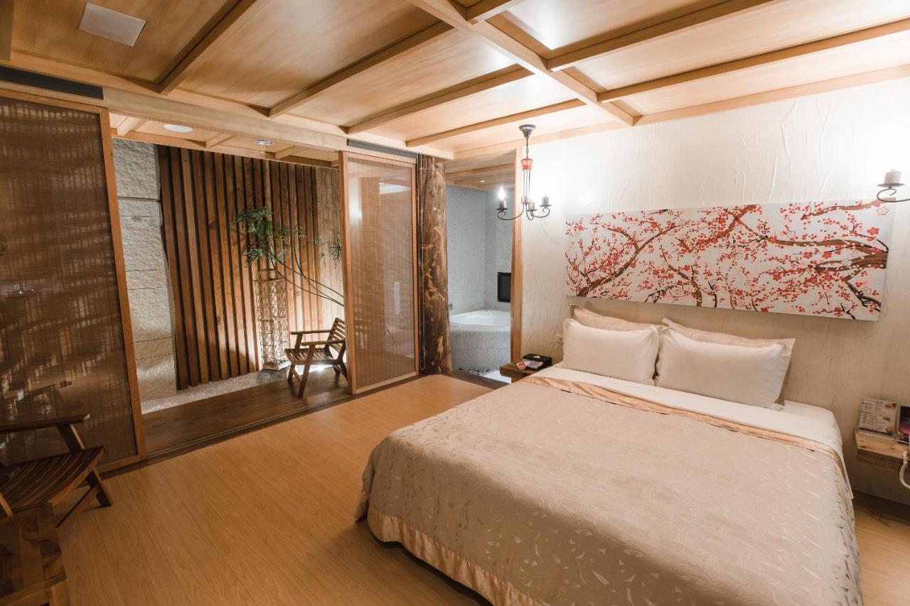 Motel Stars Taichung Extérieur photo